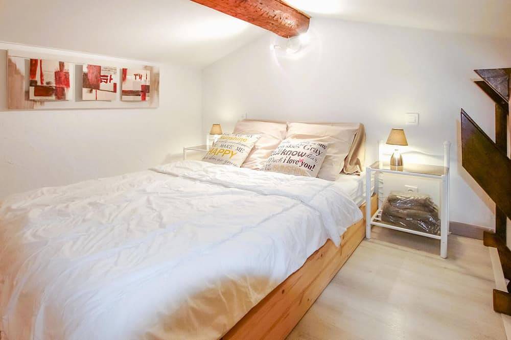 Amazing home in Carpentras with private swimming pool, can be inside or outside in Carpentras, Parque natural regional del Mont Ventoux
