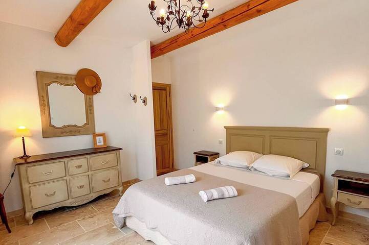 Maison de charme classée 4 étoiles – Provence, vue imprenable, piscine privée in Rustrel, Parc naturel régional du Luberon