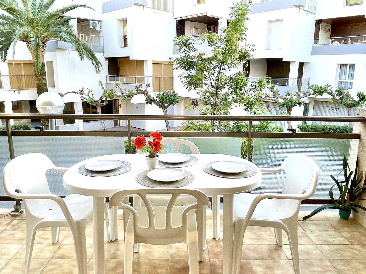Apartamento entero, Apartamento junto al mar con aire acondicionado en La Pineda in La Pineda, Platja de la Pineda