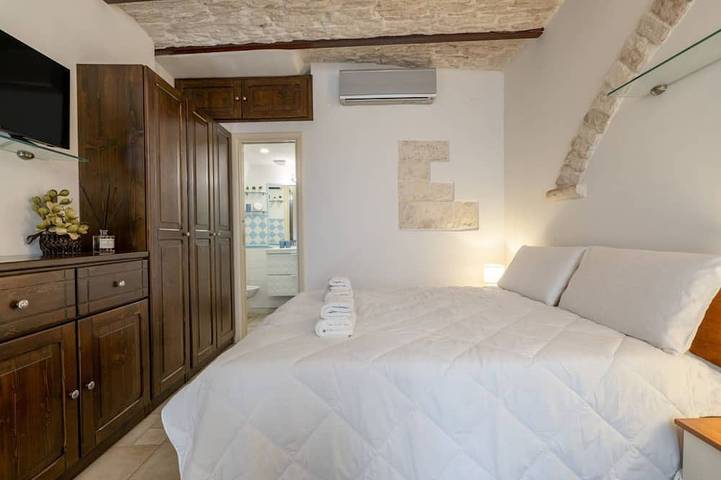 Cozy studio apartment that comfortably accommodates two people, equipped with all the main comforts for a pleasant stay. The location is ideal: the accommodation is in fact located in the center (Ztl), with all the essential services within reach and a v in Martina Franca, Provincia de Taranto