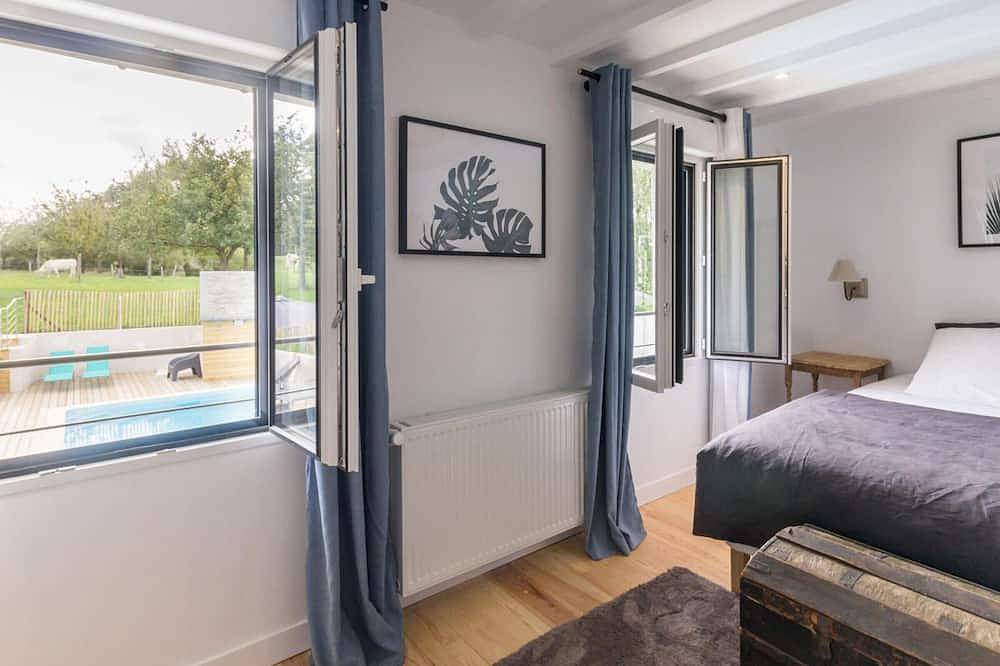 Maison spacieuse avec piscine chauffée et jardin, proche plages in Bricqueville-sur-Mer, Région de Coutances