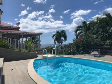 Cottage pour 2 personnes, avec terrasse et jardin ainsi que piscine et vue à Vieux-Habitants