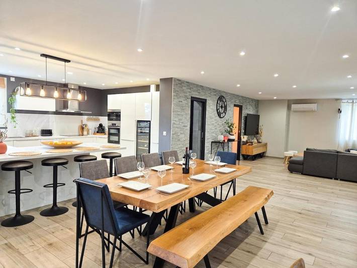 Location de vacances pour 10 personnes, avec vue ainsi que jardin et piscine à Berre-les-Alpes - 2