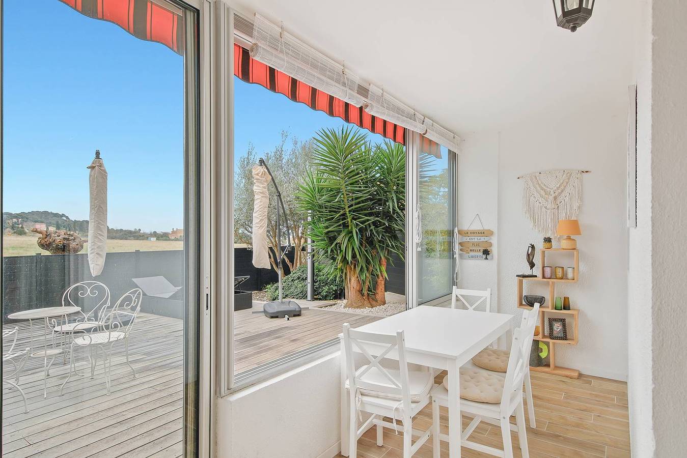 Entire holiday apartment, Le Petit Sud Jardin privé et Véranda-plages à pieds in Carqueiranne, Toulon region