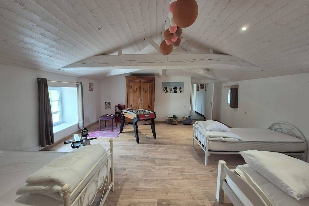 Gite O Pré'Vert, group gite in Le Poiré Sur Vie, Vendée. Accu-capable cottage in Le Poiré-sur-Vie, Valle del Loira