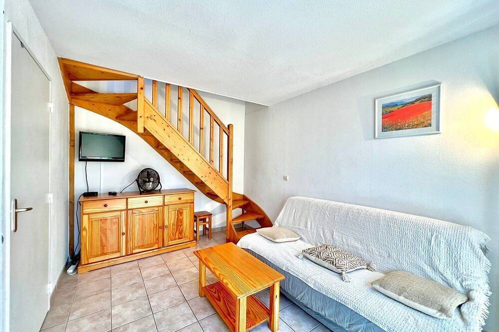 Entire apartment, La Terrasse du Mas, 5 guests Pool in Gard in Calvisson, Nimes region