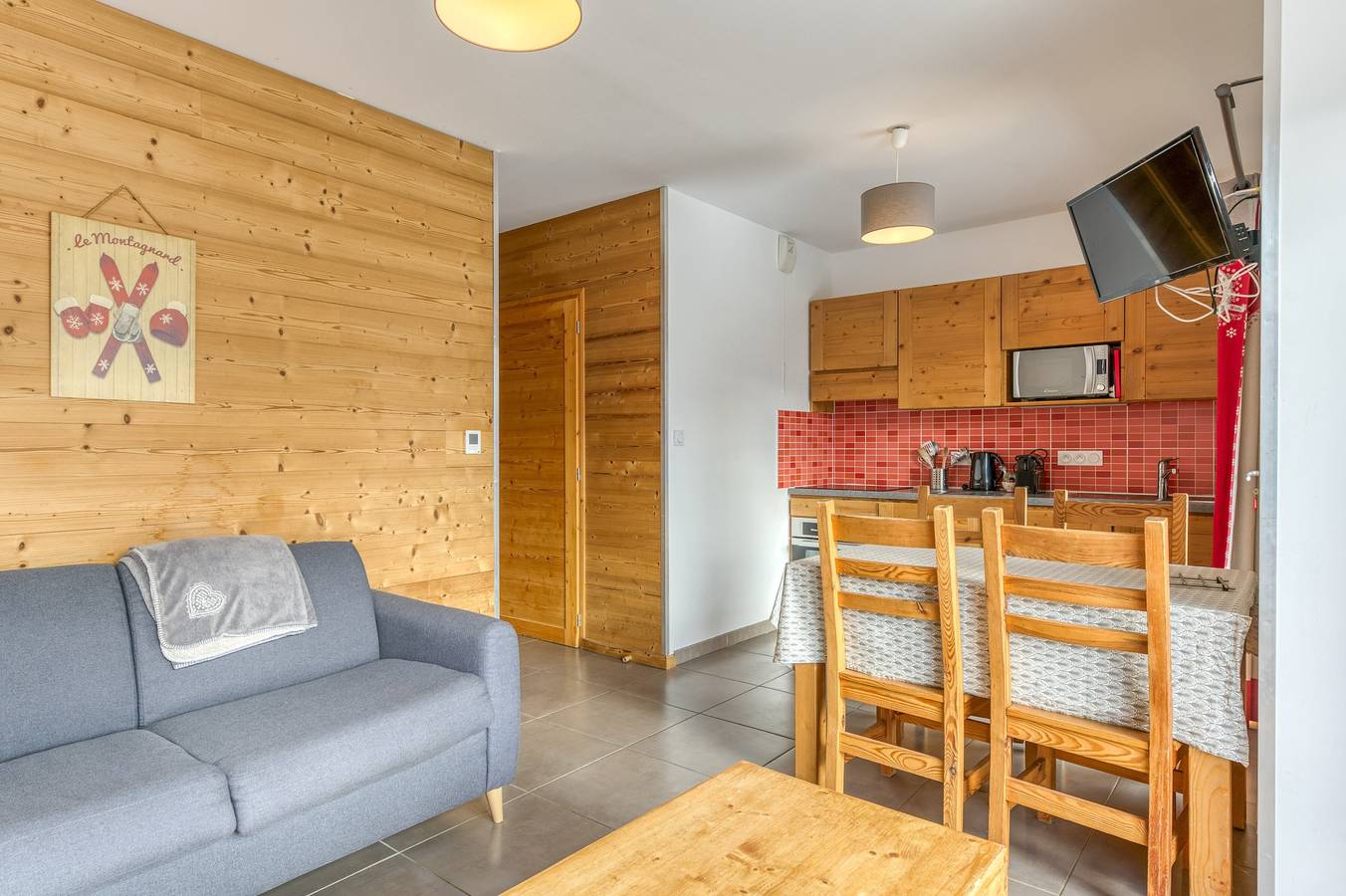 Entire apartment, Apartment 'Le Lièvre' with Mountain View, Private Terrace and Wi-Fi in Saint-Jean-d'Arves, Saint-Jean-de-Maurienne region