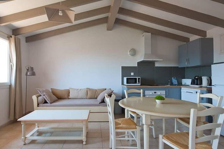 Location de vacances pour 4 personnes, avec Balcon ainsi que Terrasse et Piscine dans Santa Giulia