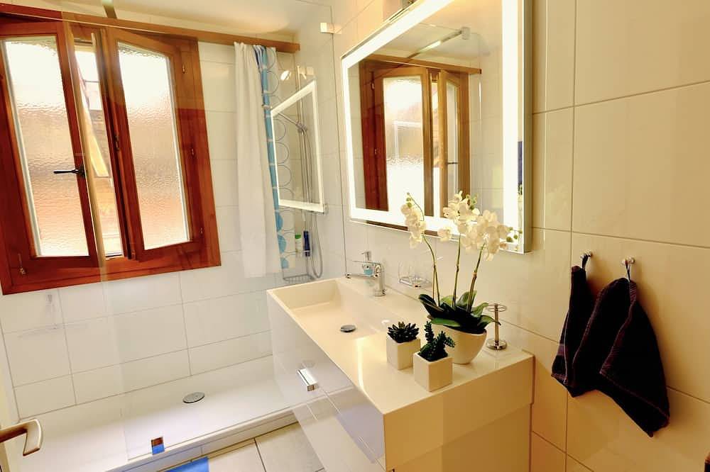 Ganze Wohnung, Cozy 2Br Lake View Apt. in Swiss Chalet & Parking. in Oberhofen am Thunersee, Thunersee