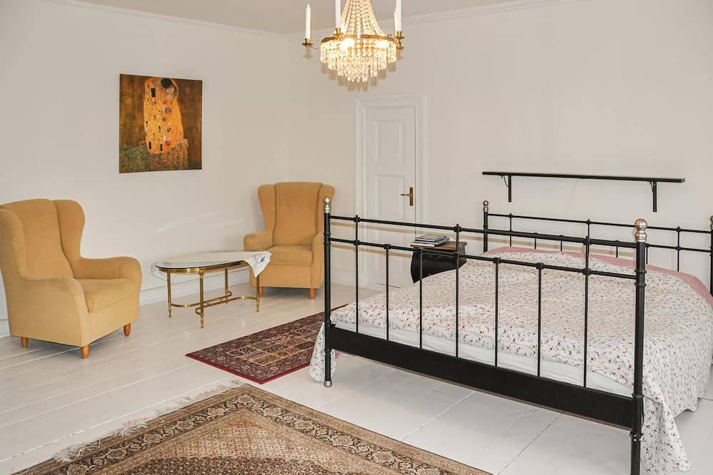 Nice home in Segmon with kitchen in Grums, Vänern