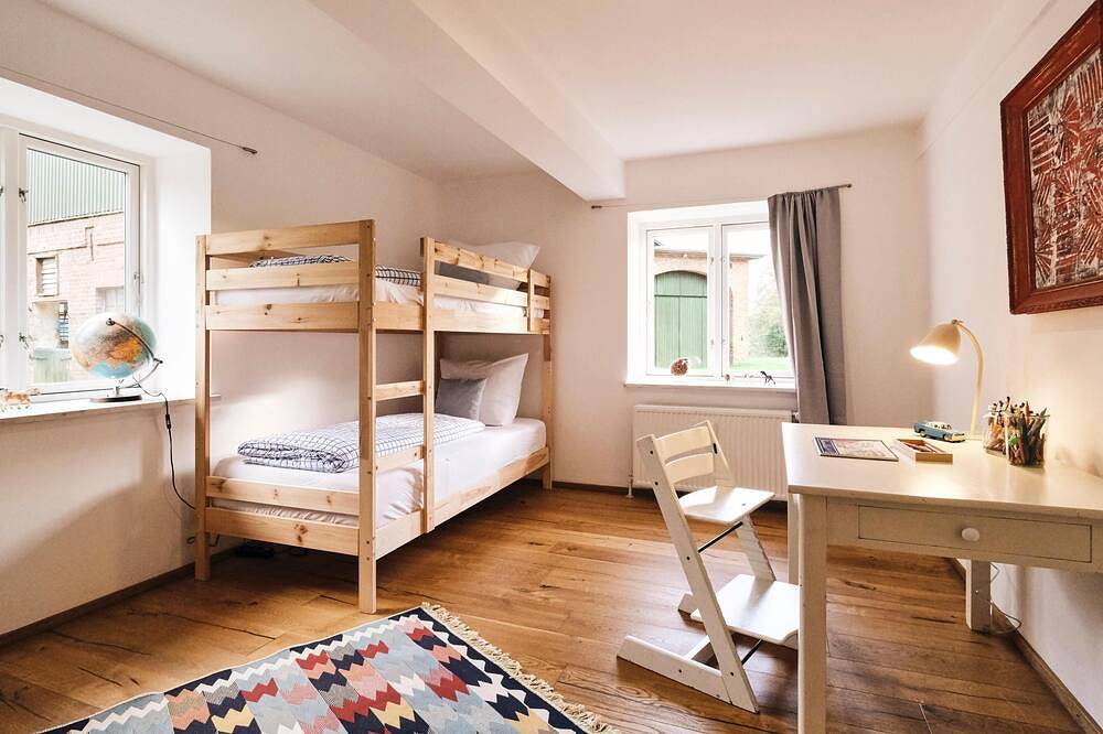 Naturnahe Reetdachkate mit Kamin, Spielhaus & Feuerstelle in Husby, Schleswig-Flensburg