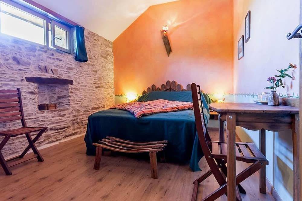 Chambre rustique avec lit king-size, cheminée, petit-déjeuner et équipements pour enfants à Bouvron in Bouvron, Région de Châteaubriant