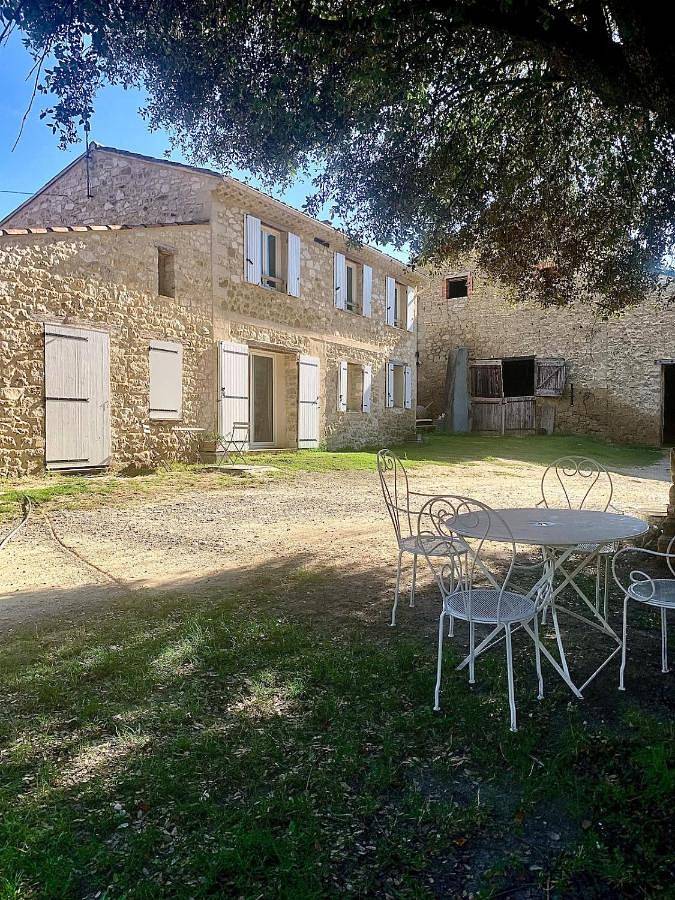 Gîte pour 2 personnes, avec Jardin et Vue à Montjustin