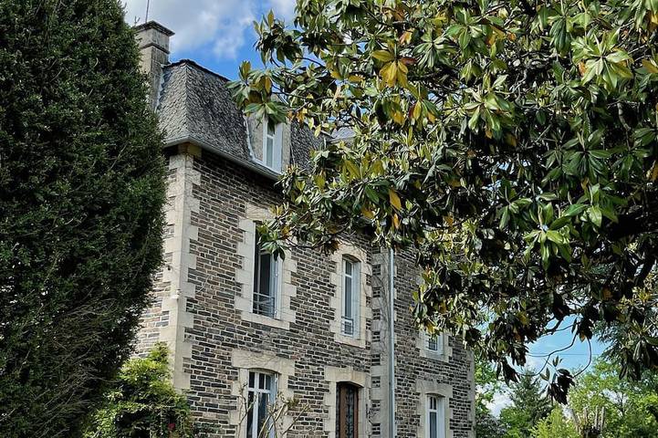 Gîte pour 15 personnes, avec jardin à Saint-Viance
