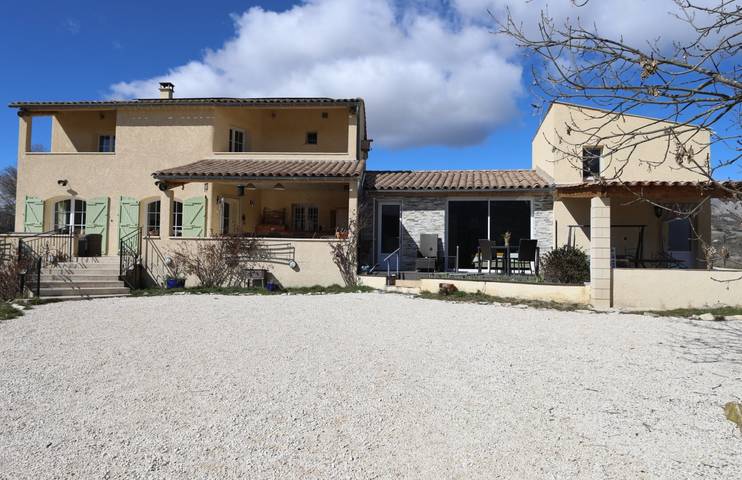 Gîte pour 3 personnes, avec jardin ainsi que sauna et bassin pour enfant, animaux acceptés à Mévouillon
