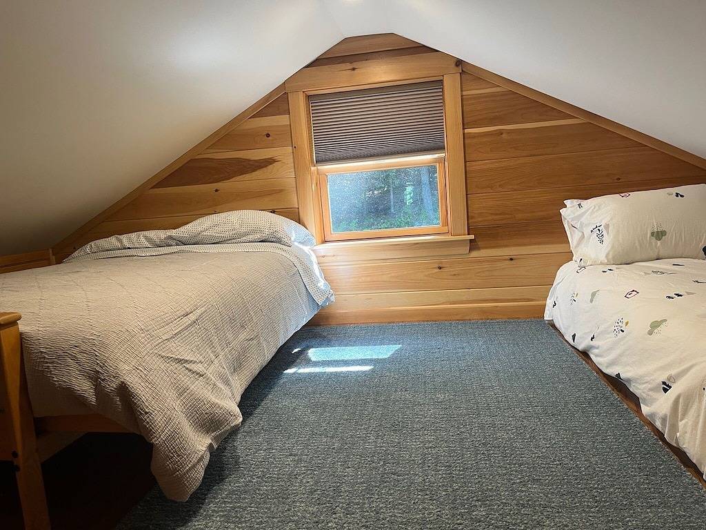 4 season lakefront house on Twitchell Pond, private dock- near skiing in Oxford County