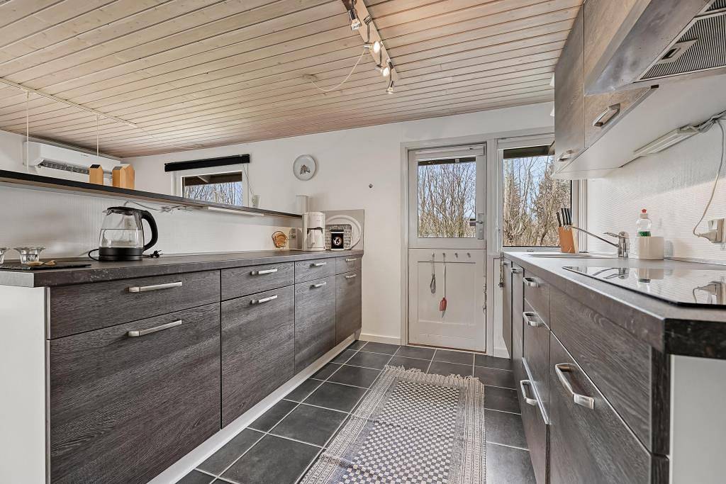 Ferienhaus mit Kaminofen und überdachter Terrasse in Nørhede Vest, Ulfborg