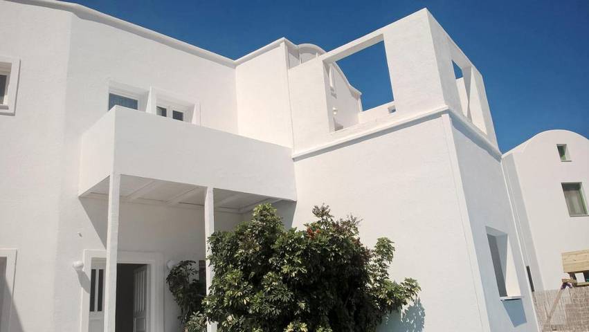 Location de vacances pour 2 personnes, avec vue ainsi que jardin et piscine à Perissa - 3