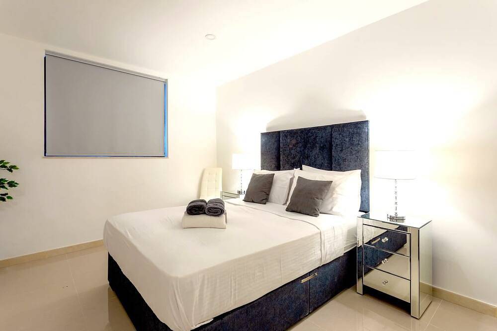 Geheel appartement, Spinola Bay 2Br flat with Sea Views & Terrace in San Giljan, Malta