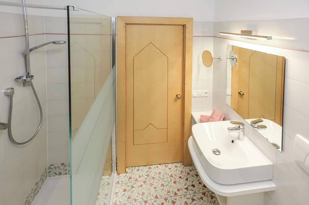 Ganze Wohnung, Jazz ruhige,gemütliche Fw mit Sonnenaufgangsicht. 10min vom Kalterersee entfernt in Auer, Südtirol