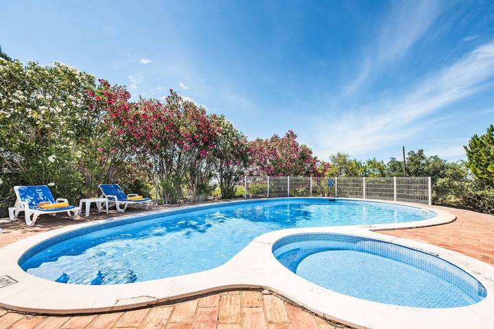 Villa for 4 people, with Terrace in Faro