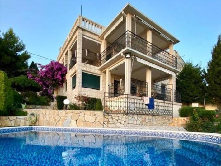 Villa für 9 Personen, mit Balkon und Terrasse sowie Garten und Pool