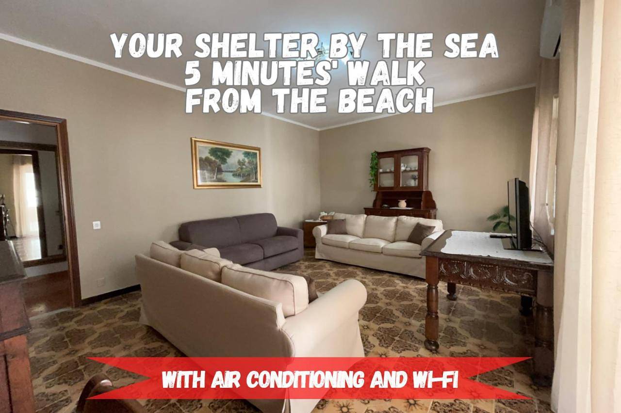 Ganze Wohnung, 5 Minutes' Walk from the Beach, with Two Bedrooms in Badolato, Catanzaro Provinz