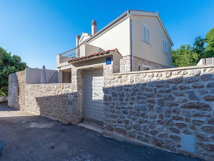 Ferienhaus für 6 Personen, mit Balkon und Terrasse in Petrcane