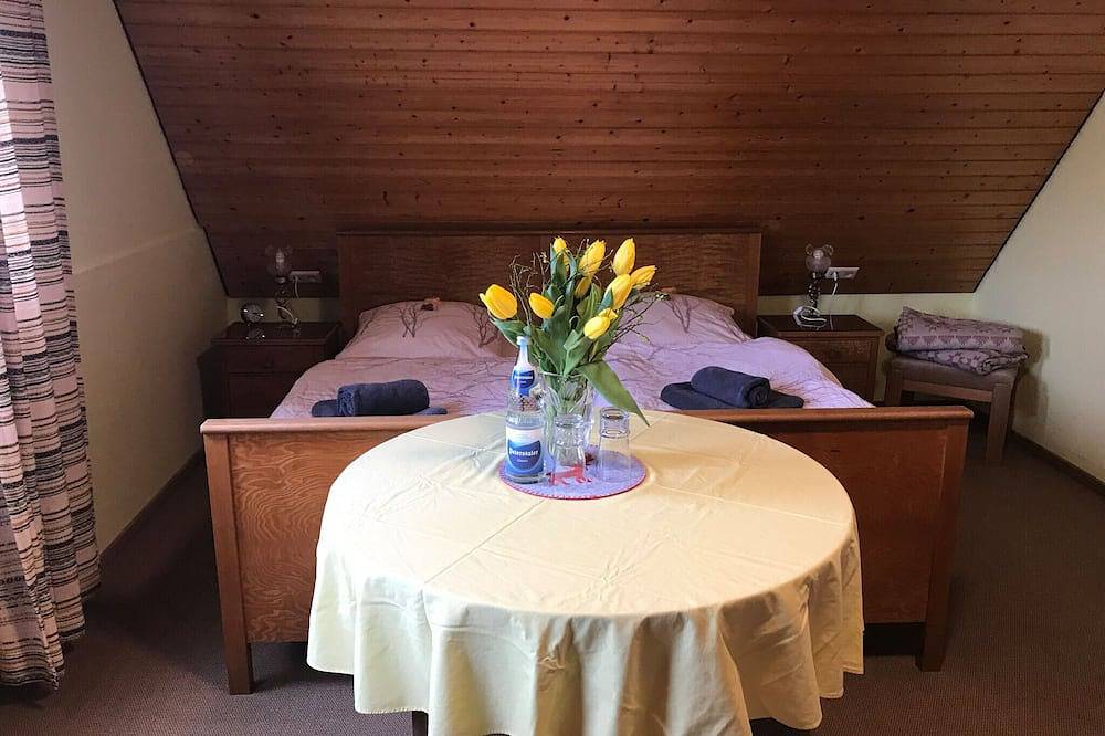 Ganze Wohnung, Retro Ferienwohnung mit Schlossblick im Nordschwarzwald - Biker willkommen! in Altensteig, Nordschwarzwald