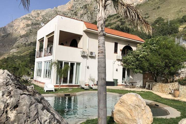 Ferienhaus für 8 Personen, mit Balkon und Whirlpool sowie Terrasse und Garten