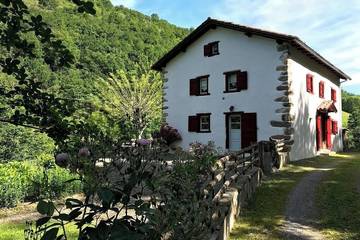 Gîte pour 4 personnes, avec jardin dans Banca