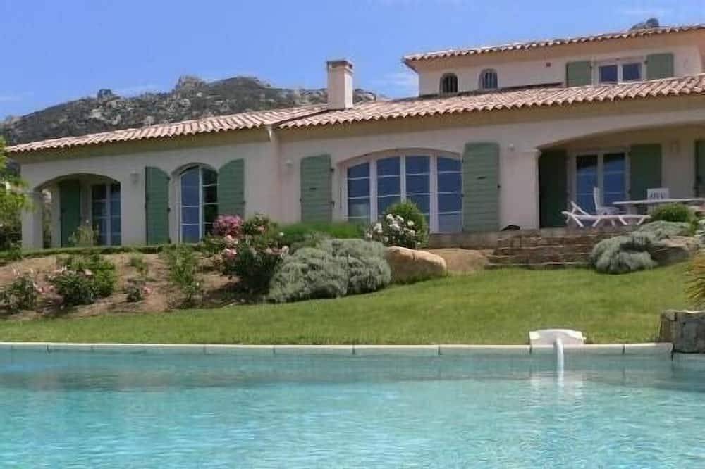 Villa avec piscine, vue sur la mer, pour 6 personnes , soigneusement décorée in Lumio, Région de Calvi