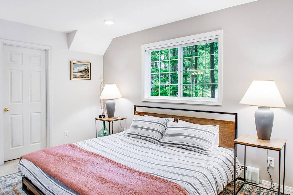 Dreamy Retreat in the Woods W/ Firepit, Fireplace, Free Wifi, Large Deck & More in Orcas Island