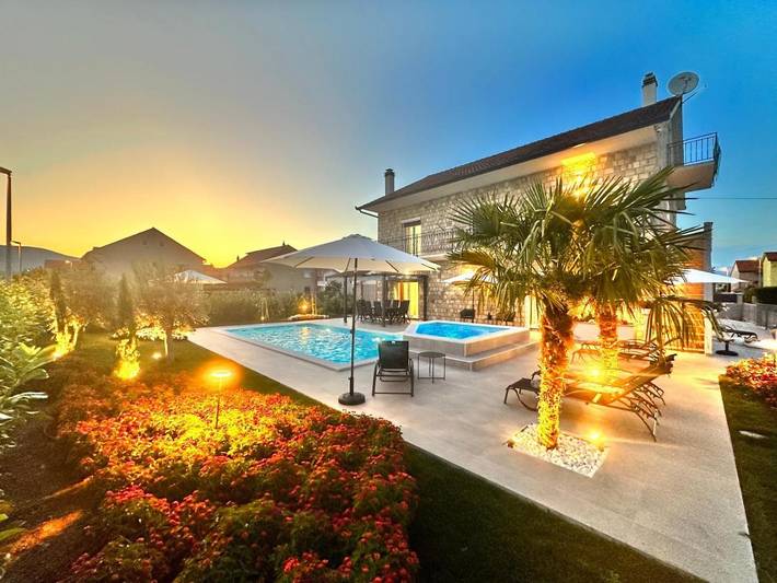 Villa pour 12 personnes, avec piscine ainsi que jardin et vue à Sinj