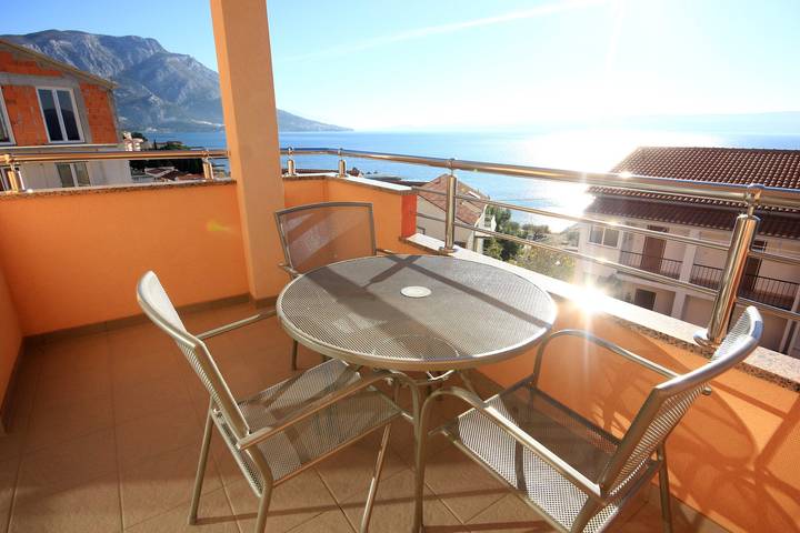 Ganze Wohnung, 1-Zimmer-Ferienwohnung mit Terrasse und Meerblick Duce, Omis A-9437-e in Dugi Rat, Omis-Riviera