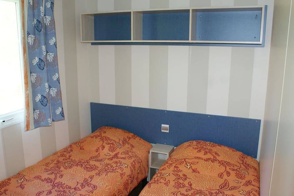 Cozy mobile home for 4 with garden furniture in Guillestre in Guillestre, Écrins National Park