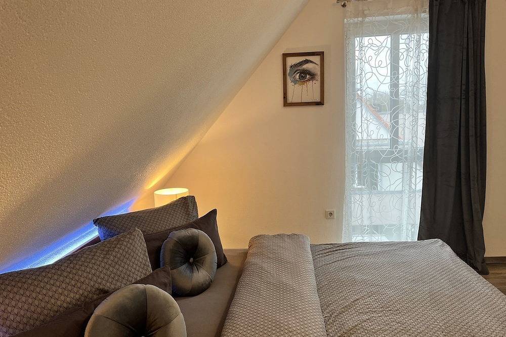 Ganze Wohnung, Modern eingerichtete Ferienwohnung mit Dachterrasse in Muhr am See, Fränkisches Seenland
