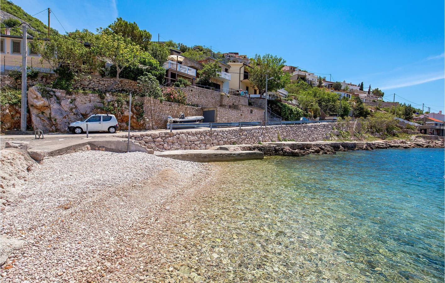Ganze Ferienwohnung, Gemütliche Ferienwohnung mit Terrasse, WLAN und 2 km Entfernung zum Strand in Naturpark Velebit
