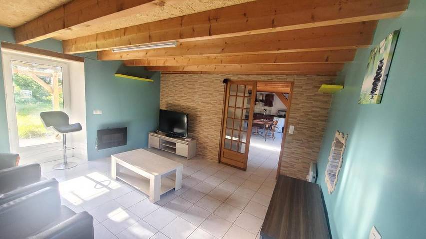 Gîte pour 6 personnes, avec jardin ainsi que vue et terrasse, adapté aux familles à Guerlesquin