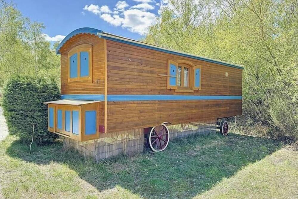 La Roulotte Blue: Charm and nature in the heart of the Médoc, close to the ocean! in Naujac-sur-Mer, Lesparre-Médoc region