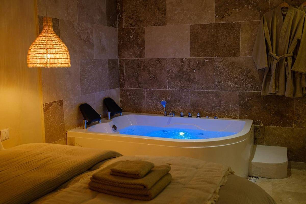 Appartement entier, Ama, suite avec baignoire balnéo et sauna privé in Avignon, Vaucluse