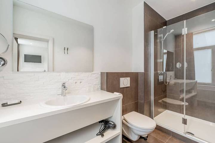 Ganze Wohnung, Elegant room with private bathroom near city center in Brügge, Westflandern