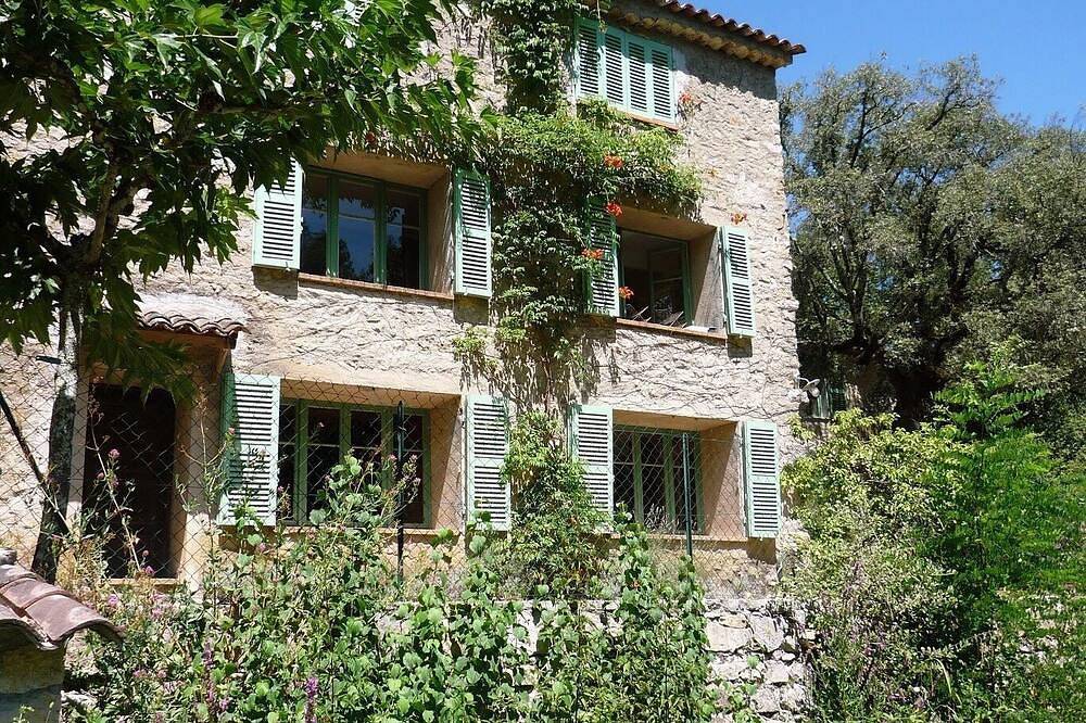 18th-century Provencal country house on the banks of the Argens river, set in 2 ha of land in Le Thoronet, Draguignan Region