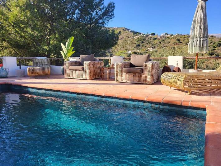 Alojamiento y desayuno para 2 personas, con Balcón y Terraza además de Jardín y Piscina en Torrox