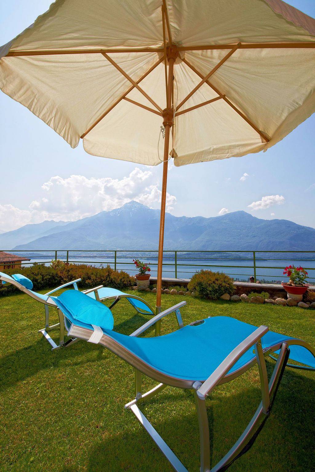 Ganze Wohnung, Türkisfarbenes Haus mit fantastischer Aussicht in Vercana, Gemeinde Vercana