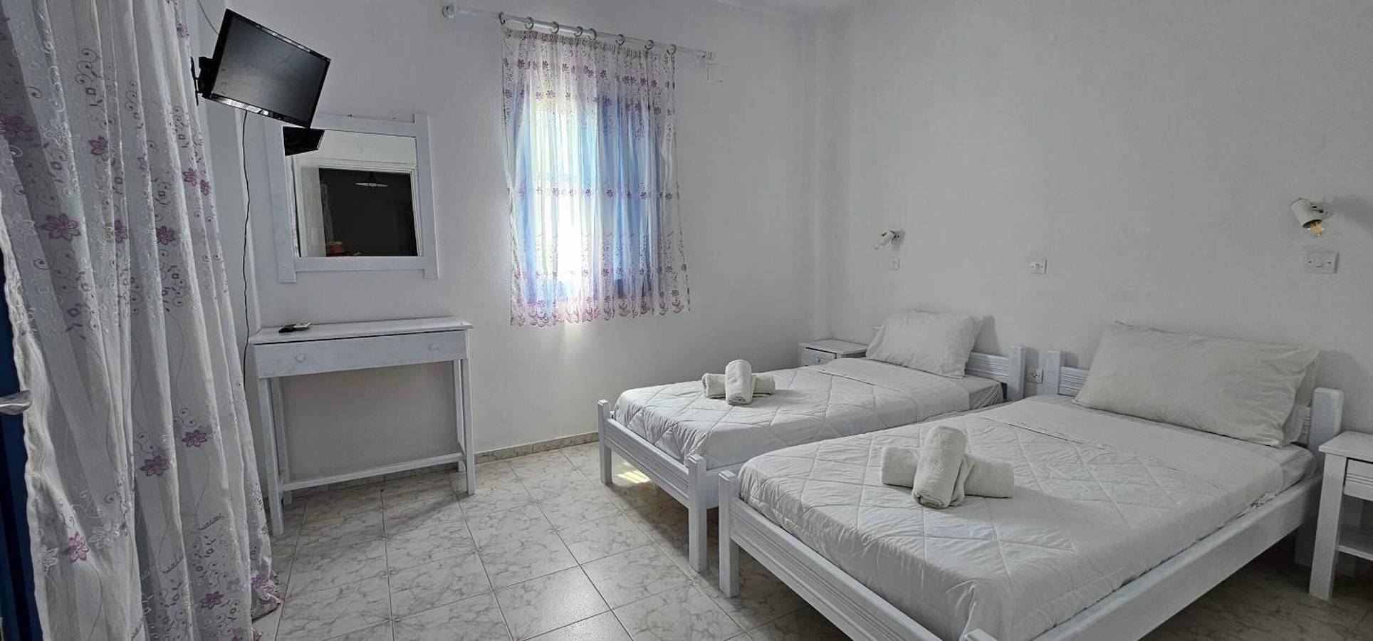 Chambre Double Économique avec Vue sur la Montagne, Wi-Fi et Climatisation in Plage d'Perivolos, Perissa