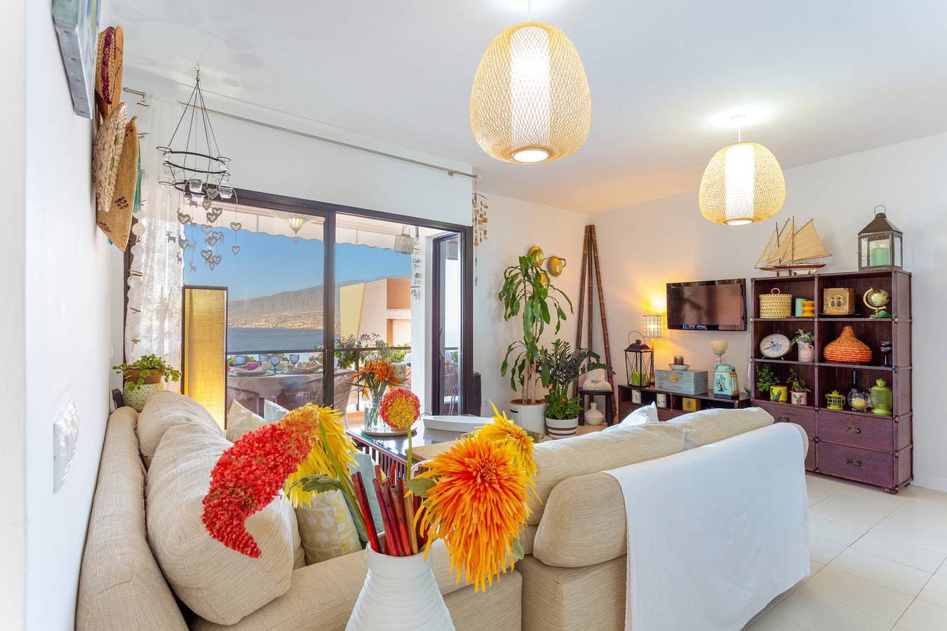 Vacation Home "Mouna's House" with Sea View, Shared Pool & Wi-Fi in Tabaiba, El Rosario