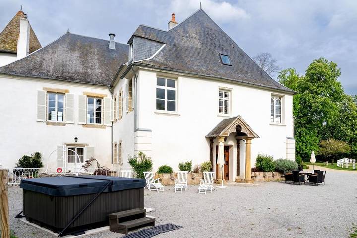 Location de vacances pour 20 personnes, avec piscine et jardin ainsi que jacuzzi et terrasse à Souvigny - 3