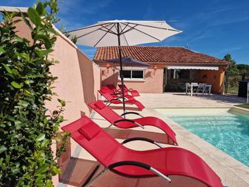 Gîte pour 6 personnes, avec vue ainsi que jardin et piscine à Pomport