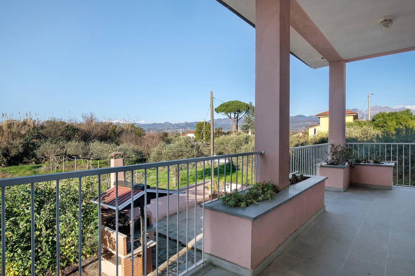 Villa „Lucia“ mit Bergblick, privater Terrasse und Wlan in Ameglia, Ameglia Gemeinde